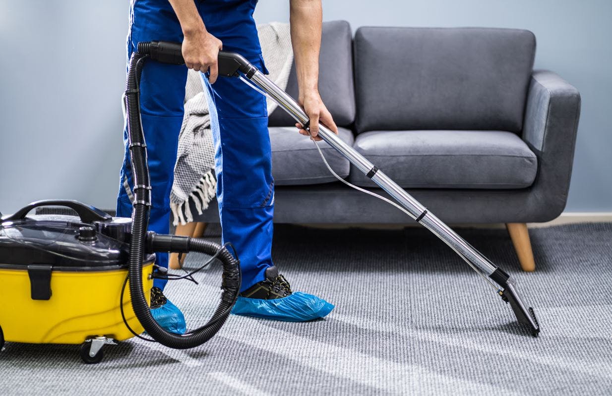 service cleaner using a carpet cleaner to get dirt out of carpet